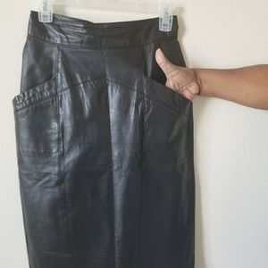 Toff's Genuine Leather black/lined skirt.